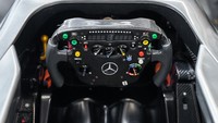 Pada bagian interior, McLaren berusaha menampilkan mobil yang semirip mungkin dengan aslinya. Seperti hadirnya serat karbon monocoque di bagian dekat roda, serta setir kemudi replika yang lengkap dengan switchgear. Foto: doc. Collecting Cars