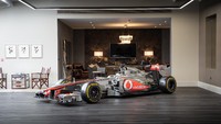 Selain itu mobil balap McLaren tersebut menggunakan suku cadang asli sama seperti versi mobil balap yang digunakan Lewis Hamilton. Seperti penggunaan velg Enkei asli dan ban Pirelli P Zero Compound 3 dari musim 2011. Foto: doc. Collecting Cars