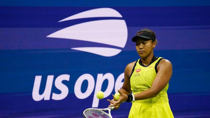 Naomi Osaka, of Japan, prepares to serves to Leylah Fernandez, of Canada, during the third round of the US Open tennis championships, Friday, Sept. 3, 2021, in New York. (AP Photo/John Minchillo)