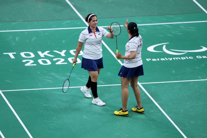 Oktila Leani Ratri dan Sadiyah Khalimatus Emas Tokyo TOKYO, JAPAN - SEPTEMBER 04: Oktila Leani Ratri (L) and Sadiyah Khalimatus (R) of Team Indonesia celebrate the Badminton Women's Doubles Sl3-SU5 Gold Medal Match against Cheng Hefang and Ma Huihui of Team China on day 11 of the Tokyo 2020 Paralympic Games at Yoyogi National Stadium on September 04, 2021 in Tokyo, Japan. (Photo by Kiyoshi Ota/Getty Images)