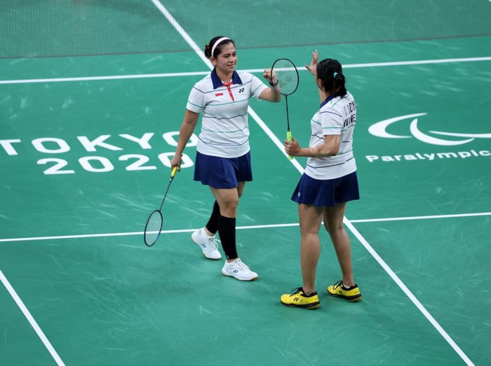 TOKYO, JAPAN - SEPTEMBER 04: Oktila Leani Ratri (L) and Sadiyah Khalimatus (R) of Team Indonesia celebrate the Badminton Womens Doubles Sl3-SU5 Gold Medal Match against Cheng Hefang and Ma Huihui of Team China on day 11 of the Tokyo 2020 Paralympic Games at Yoyogi National Stadium on September 04, 2021 in Tokyo, Japan. (Photo by Kiyoshi Ota/Getty Images)