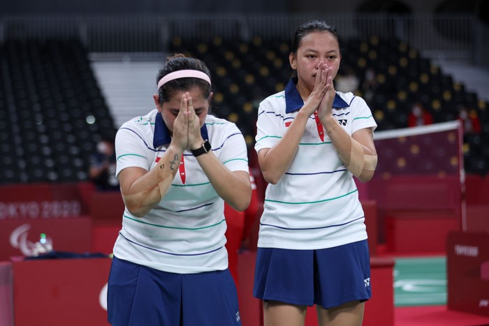 Oktila Leani Ratri dan Sadiyah Khalimatus Emas Tokyo TOKYO, JAPAN - SEPTEMBER 04: Oktila Leani Ratri (L) and Sadiyah Khalimatus (R) of Team Indonesia celebrate the Badminton Women's Doubles Sl3-SU5 Gold Medal Match against Cheng Hefang and Ma Huihui of Team China on day 11 of the Tokyo 2020 Paralympic Games at Yoyogi National Stadium on September 04, 2021 in Tokyo, Japan. (Photo by Kiyoshi Ota/Getty Images)