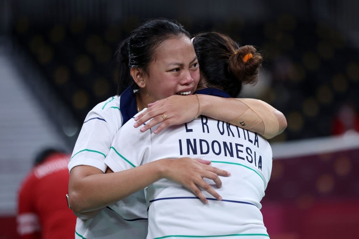 Oktila Leani Ratri dan Sadiyah Khalimatus Emas Tokyo TOKYO, JAPAN - SEPTEMBER 04: Oktila Leani Ratri (L) and Sadiyah Khalimatus (R) of Team Indonesia celebrate the Badminton Women's Doubles Sl3-SU5 Gold Medal Match against Cheng Hefang and Ma Huihui of Team China on day 11 of the Tokyo 2020 Paralympic Games at Yoyogi National Stadium on September 04, 2021 in Tokyo, Japan. (Photo by Kiyoshi Ota/Getty Images)