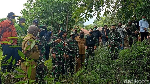 Pangdam Kasuari, Gubernur Papua Barat, Kapolda Papua Barat saat meninjau Pos Koramil Persiapan Kisor yang diserang puluhan orang KKB (dok Pendam Kasuari)