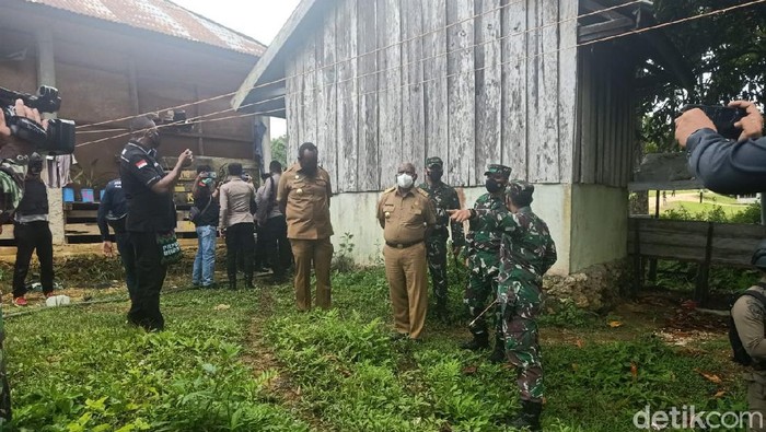 Pangdam Kasuari, Gubernur Papua Barat, Kapolda Papua Barat saat meninjau Pos Koramil Persiapan Kisor yang diserang puluhan orang KKB (dok Pendam Kasuari)