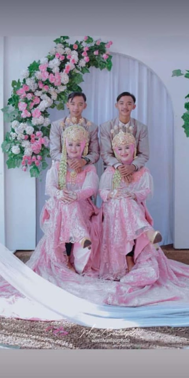 Pernikahan dua pasangan suami istri kembar itu terjadi di Cimanggung, Kabupaten Sumedang pada Februari 2021. Pelaksanaan pernikahan empat mempelai semuanya kembar ini digelar sederhana yang dihadiri keluarga dan sanak saudaranya.  Foto: Dok. pribadi Rina Nurhayati.