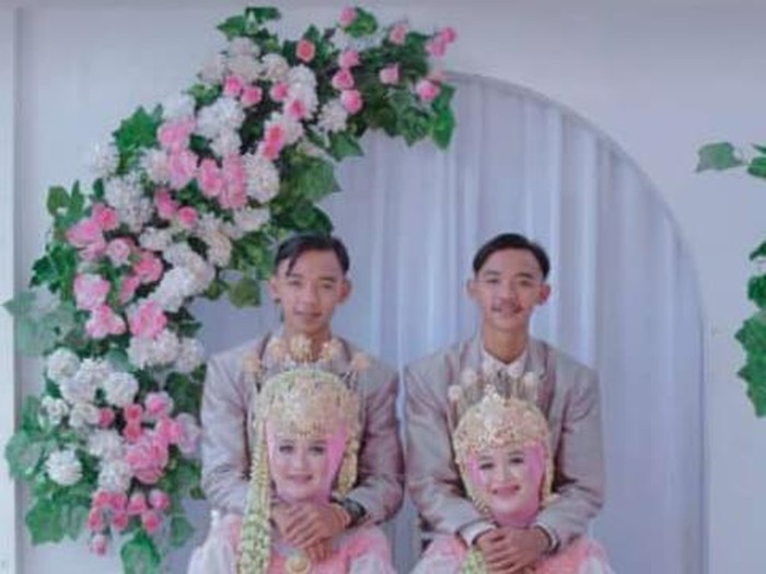 Pasangan kembar yang menikah viral di media sosial. Pasangan kembar yang menikah viral di media sosial.