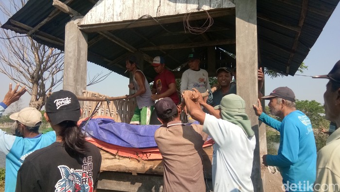 Pemakaman di Lamongan Warga memindahkan 5 peti jenazah dari makam sementara ke Tempat Pemakaman Umum (TPU) permanen di Dusun Kudu, Desa Weduni, Kecamatan Glagah, Lamongan, Jawa Timur, Sabtu (4/9).