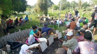 Warga menyebut, dari 5 jenazah yang dipindahkan hari ini diantaranya ada yang sudah meninggal sekitar 3 sampai 5 bulan lalu. Tak hanya saat ini, tambah Nasim, pada 2011 silam bahkan ada 9 warga dusun yang meninggal dan dimakamkan sementara di tempat penampungan. 