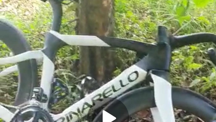 Penampakan sepeda road bike di kecelakaan tragis pesepeda di Km 0 Puncak. Foto dokumen Satlantas Bogor.