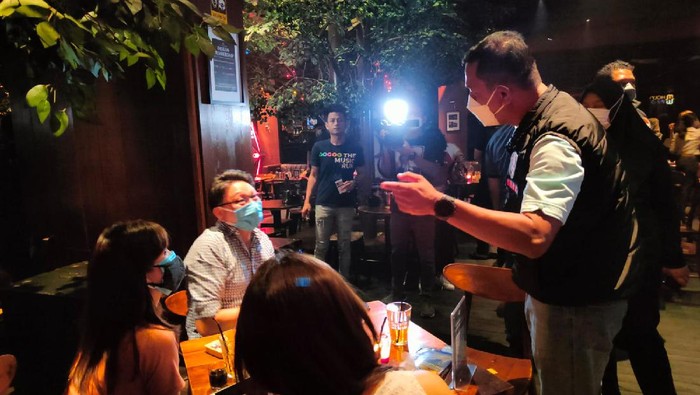 Polisi merazia bar dan kafe di Jakarta Utara yang masih beroperasi tengah malam (Dok Polda Metro Jaya)
