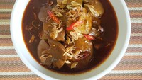 Sekali mencicipi semur jengkol, kamu bisa ketagihan. Jenkol dimasak dengan bumbu semur betawi yang kental, manis gurih. Untuk membuatnya kamu perlu melihat resep dan tips memilih jengkolnya di sini. Foto: detikfood/odilia