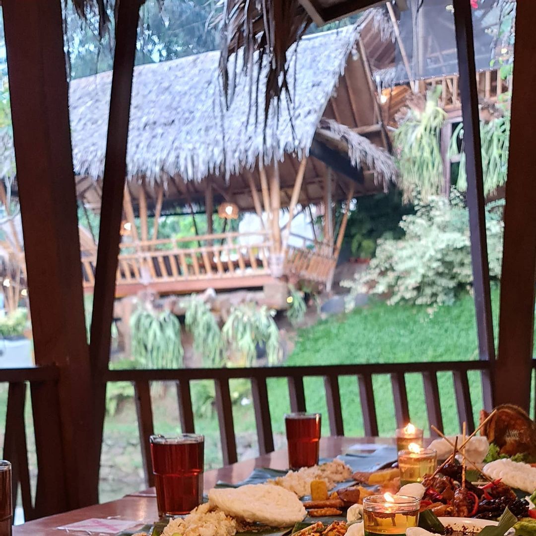 Asyiknya Ngeriung di Saung Sambil Makan Enak di 5 Restoran Ini