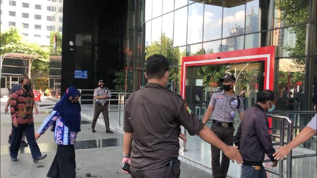 Rombongan Tersangka Penyuap Bupati Probolinggo Tiba di KPK