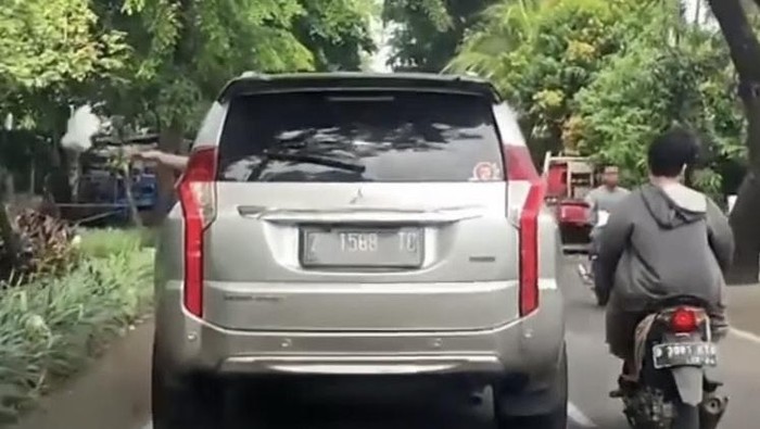 Sebuah video yang memperlihatkan penumpang mobil Pajero Sport membuang sampah sembarangan di jalanan Jakarta sempat viral. Pelaku sudah ditindak. (Instagram Dinas LH DKI Jakarta)