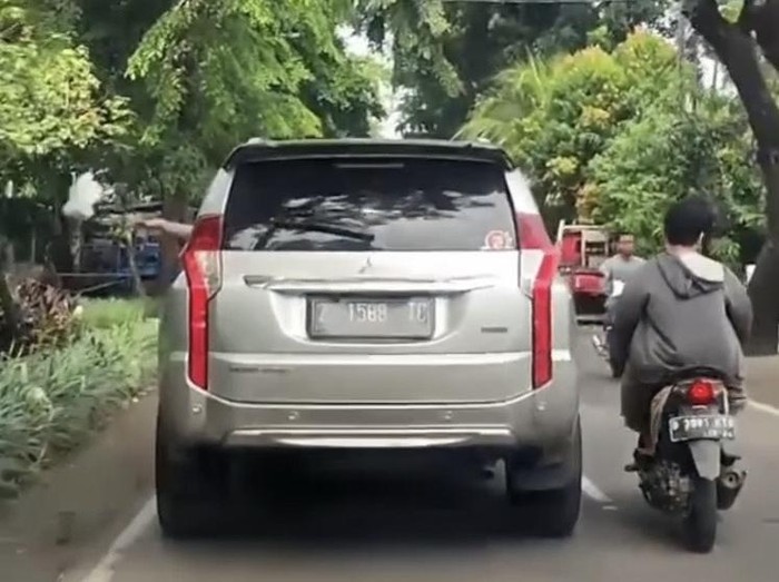 Sebuah video yang memperlihatkan penumpang mobil Pajero Sport membuang sampah sembarangan di jalanan Jakarta sempat viral. Pelaku sudah ditindak. (Instagram Dinas LH DKI Jakarta)