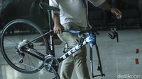 Selain sepeda Alex Moulton, sepeda roadbike Trek ikut diamankan KPK.  Belum ada penjelasan resmi terkait 2 barang bukti ini.
