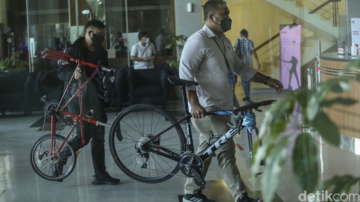 Sepeda 'Sultan' Alex Moulton Diamankan dalam Kasus Probolinggo KPK menggelandang 17 tersangka kasus suap Bupati Probolinggo. Selain itu, KPK mengamankan sejumlah barang bukti seperti sepeda mewah Alex Moulton.