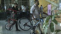 Petugas KPK membawa barang bukti sebuah sepeda balap merek Trek dan sebuah sepeda mewah asal Inggris merek Alex Moulton. Diketahui, harga Alex Moulton lebih tinggi daripada harga sepeda lipat Brompton. Tak ayal, sepeda ini sering dijuluki sepeda sultan. 