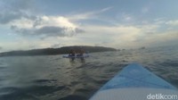 Wahana bermain paddling di pantai Pangandaran sendiri relatif baru. Baru 2 minggu buka. Bahkan pihak pengelola mengaku belum menentukan tarif. Paddle board tersebut merupakan milik Balawisata atau tim penjaga pantai Pangandaran. (Faizal Amiruddin/detikTravel)