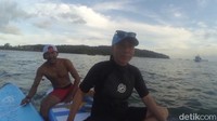 Bermain paddling juga bisa menjadi kegiatan olahraga, karena kita harus mendayung agar papan bisa melaju. Bermain paddling juga bisa menjadi salah satu kegiatan untuk melepas stress. (Faizal Amiruddin/detikTravel)