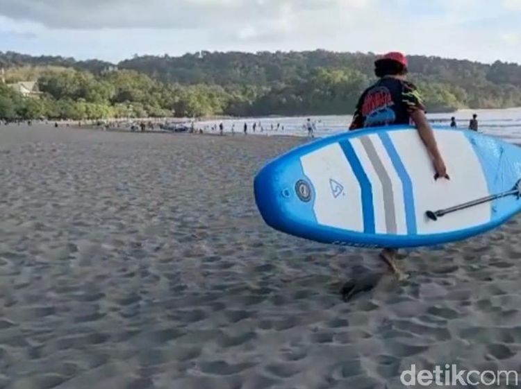 Mau Main Paddle Board Seperti Bu Susi? Bisa Banget di Pangandaran