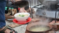 Proses memasaknya juga unik. Penjualnya menggunakan gentong dari tanah liat yang dimasak di atas tungku. Foto: detikFood/Dian Utoro Aji