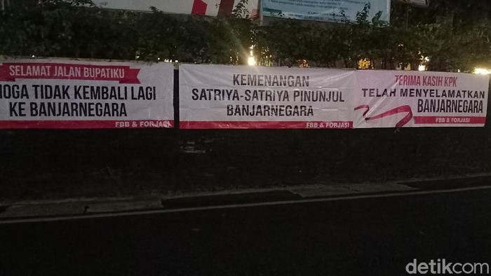 Spanduk Terima Kasih KPK ndi Alun-alun Banjarnegara
