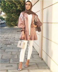 Tampil anggun dengan outfit hijab satin.