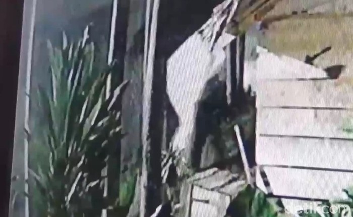Tangkapan layar pelaku pencurian berkostum pocong beraksi di Tanjungbalai, Sumut. (istimewa)