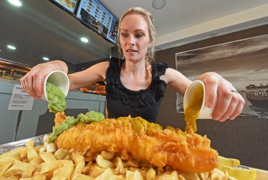 Resto Ini Tantang Pengunjung Makan 2,5 Kg Fish and Chips dalam 1 Jam, Sanggup?