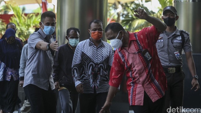 Sejumlah tersangka kasus suap jual beli jabatan kades Probolinggo tiba di Gedung KPK, Jakarta, Sabtu (4/9/2021). 17 tersangka tersebut datang menggunakan bus berwarna hijau.