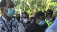 Total, ada 22 orang yang dijerat KPK sebagai tersangka. Mayoritas adalah ASN yang hendak mengisi jabatan kepala desa dan memberi suap ke pasangan suami-istri tersebut.