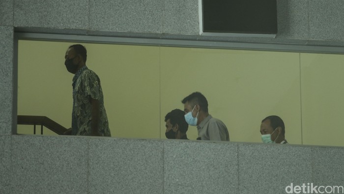 Sejumlah tersangka kasus suap jual beli jabatan kades Probolinggo tiba di Gedung KPK, Jakarta, Sabtu (4/9/2021). 17 tersangka tersebut datang menggunakan bus berwarna hijau.