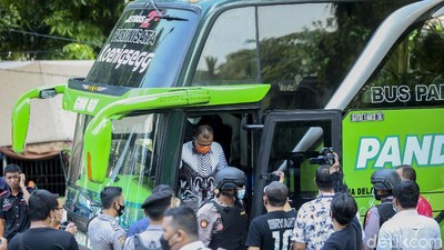 Gunakan Bus, 17 Tersangka Kasus Suap Bupati Probolinggo Tiba di KPK
