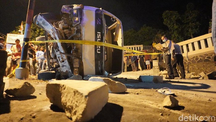 Truk terguling di Tebing Breksi Sleman