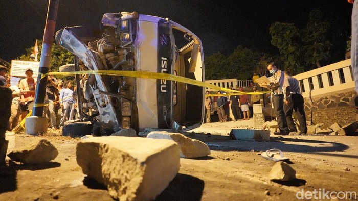 Truk terguling di Tebing Breksi Sleman