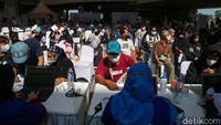 Antrean warga dam tenaga kerja memperoleh suntikan vaksin COVID-19 di One Bell Park Mall, Jakarta, Sabtu (4/9/2021). Vaksinasi yang terus dilakukan pemerintah untuk mempercepat pembentukan herd immunity di Indonesia.   
