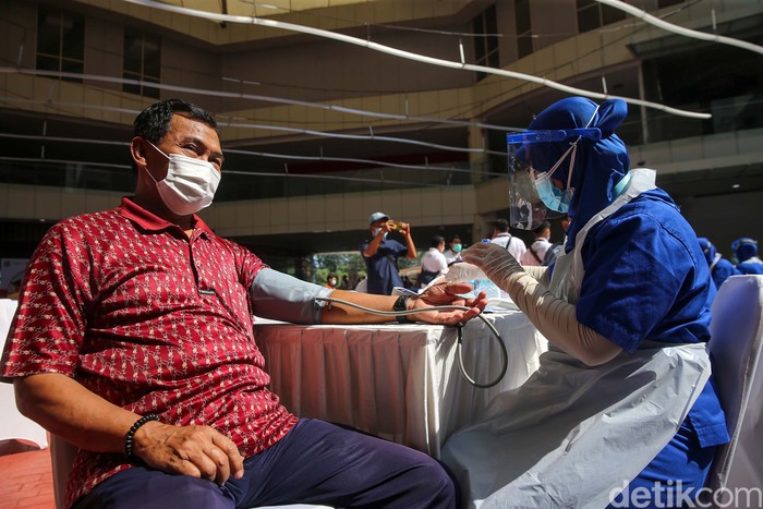 Para pekerja dan warga mengantre vaksin Covid-19 di One Bell Park Mall, Jakarta, Sabtu (4/9/2021). Vaksinasi yang terus dilakukan pemerintah untuk mempercepat pembentukan herd immunity di Indonesia.