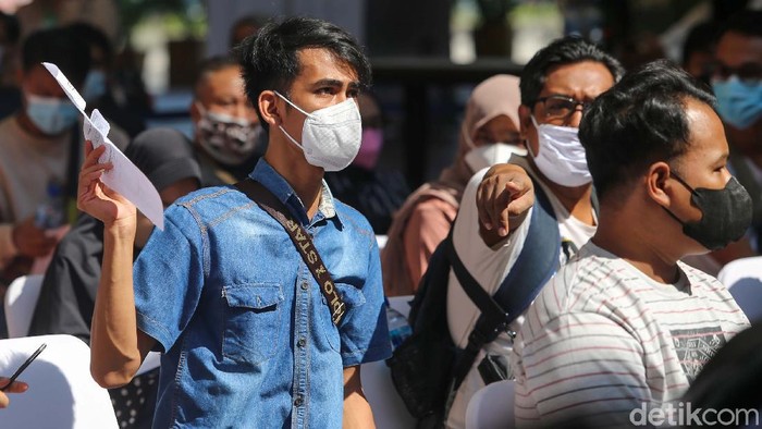 vaksinasi covid Para pekerja dan warga mengantre vaksin Covid-19 di One Bell Park Mall, Jakarta, Sabtu (4/9/2021). Vaksinasi yang terus dilakukan pemerintah untuk mempercepat pembentukan herd immunity di Indonesia.