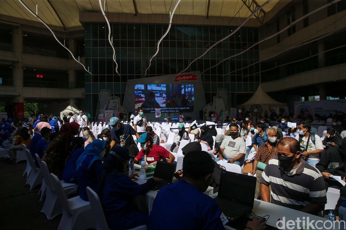 Para pekerja dan warga mengantre vaksin Covid-19 di One Bell Park Mall, Jakarta, Sabtu (4/9/2021). Vaksinasi yang terus dilakukan pemerintah untuk mempercepat pembentukan herd immunity di Indonesia.