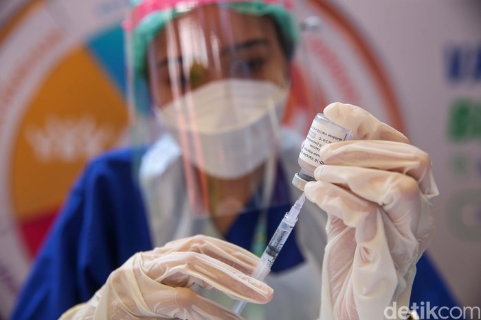 Para pekerja dan warga mengantre vaksin Covid-19 di One Bell Park Mall, Jakarta, Sabtu (4/9/2021). Vaksinasi yang terus dilakukan pemerintah untuk mempercepat pembentukan herd immunity di Indonesia.