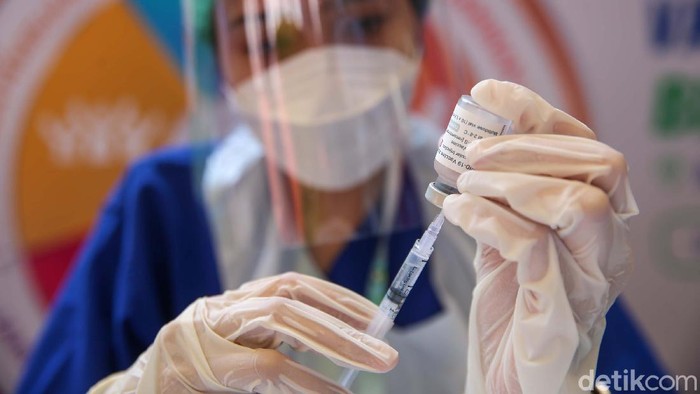 vaksinasi covid Para pekerja dan warga mengantre vaksin Covid-19 di One Bell Park Mall, Jakarta, Sabtu (4/9/2021). Vaksinasi yang terus dilakukan pemerintah untuk mempercepat pembentukan herd immunity di Indonesia.