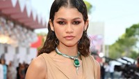 Zendaya tampil seksi mengenakan gaun Balmain berwarna kulit. Foto: Getty Images for Lexus/Pascal Le Segretain
