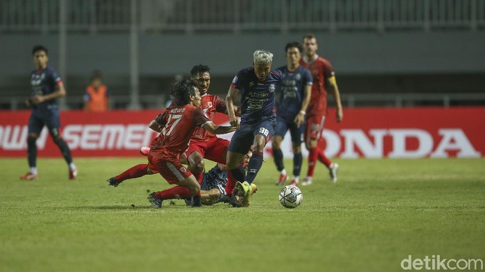 PSM Makassar gagal mengalahkan Arema FC di pekan pertama BRI Liga 1 2021. Juku Eja ditahan imbang 1-1 oleh 10 pemain Singo Edan.