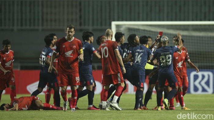 PSM Makassar gagal mengalahkan Arema FC di pekan pertama BRI Liga 1 2021. Juku Eja ditahan imbang 1-1 oleh 10 pemain Singo Edan.
