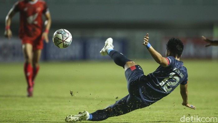 PSM Makassar gagal mengalahkan Arema FC di pekan pertama BRI Liga 1 2021. Juku Eja ditahan imbang 1-1 oleh 10 pemain Singo Edan.