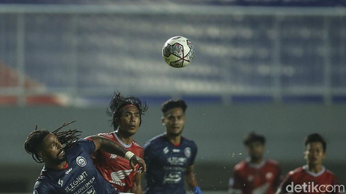 PSM Makassar gagal mengalahkan Arema FC di pekan pertama BRI Liga 1 2021. Juku Eja ditahan imbang 1-1 oleh 10 pemain Singo Edan.