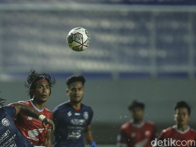 10 Pemain Arema FC Tahan Imbang PSM Makassar