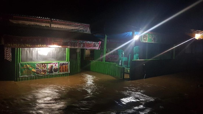 2 sungai meluap di Polman. 54 rumah warga terendam banjir, Sabtu (4/9/2021) malam.